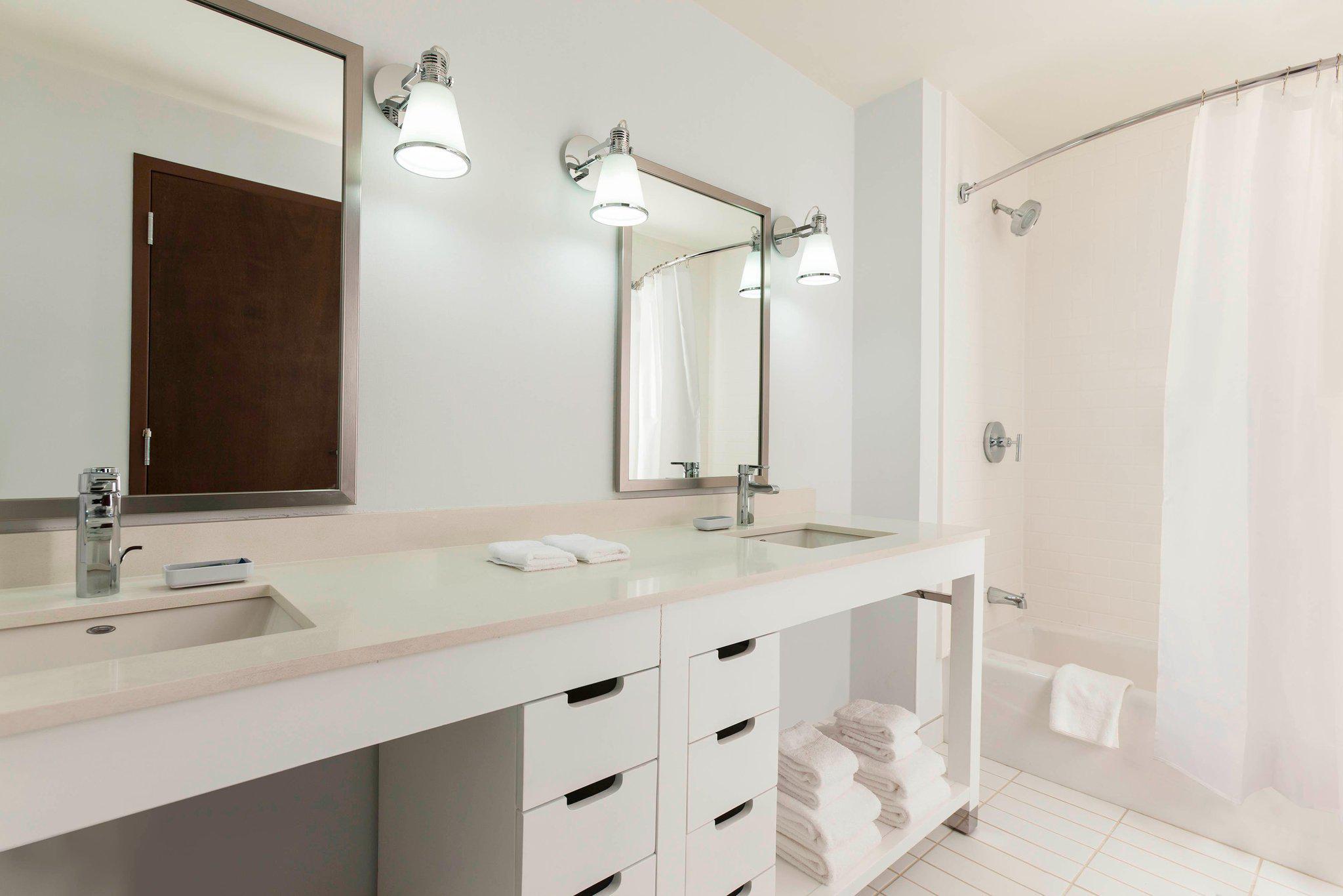 Four Points By Sheraton Seattle Airport South Де Мойн Екстериор снимка